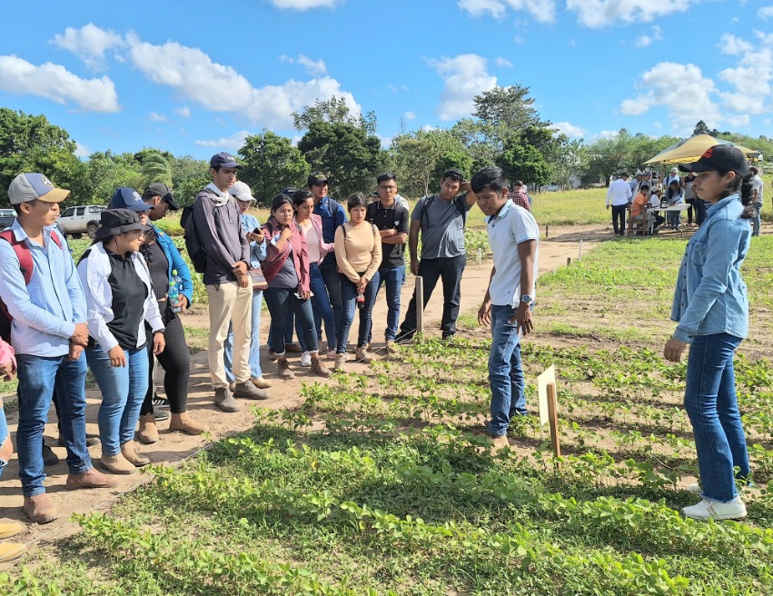 Estudiantes presentando sus experimentos